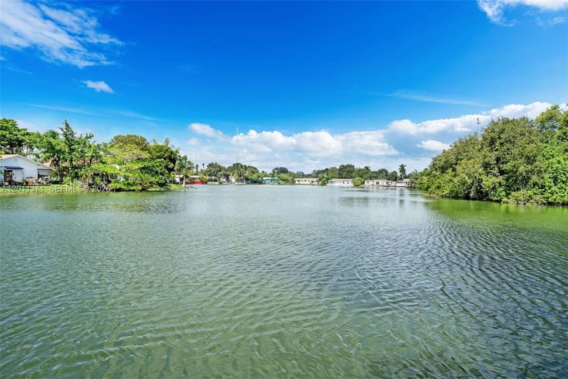 1020 SW 8th St, Hallandale Beach FL 33009