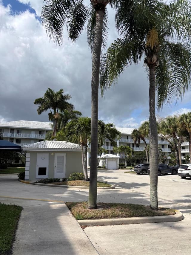 2561 Village Boulevard # 101, West Palm Beach FL 33409 - West Palm Beach, FL - Photo 4