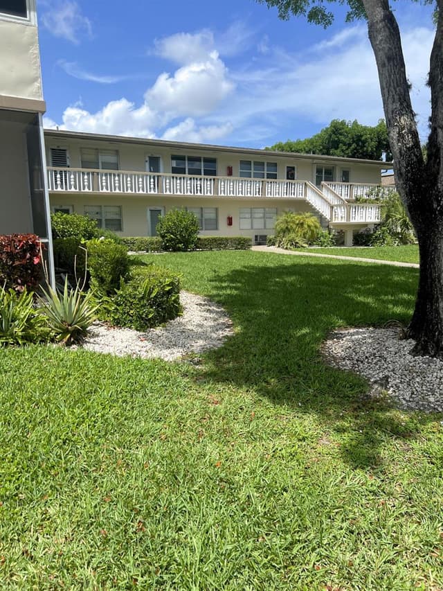 52 Dorchester, West Palm Beach FL 33417 - West Palm Beach, FL - Photo 2