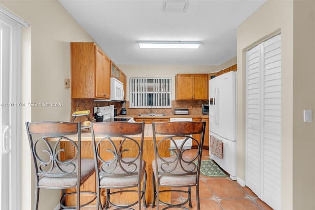 375 W Riverbend Dr, Sunrise FL 33326 - Sunrise, FL - Photo 3
