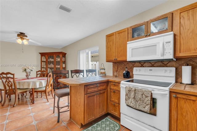 375 W Riverbend Dr, Sunrise FL 33326 - Sunrise, FL - Photo 5