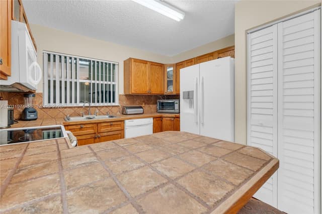 375 W Riverbend Dr, Sunrise FL 33326 - Sunrise, FL - Photo 4