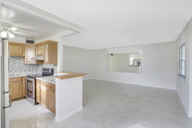136 Somerset G, West Palm Beach FL 33417 - West Palm Beach, FL - Photo 6