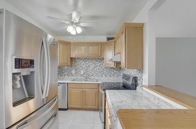 136 Somerset G, West Palm Beach FL 33417 - West Palm Beach, FL - Photo 3