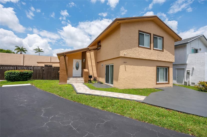 1007 NW 106th Ave Cir, Miami FL 33172