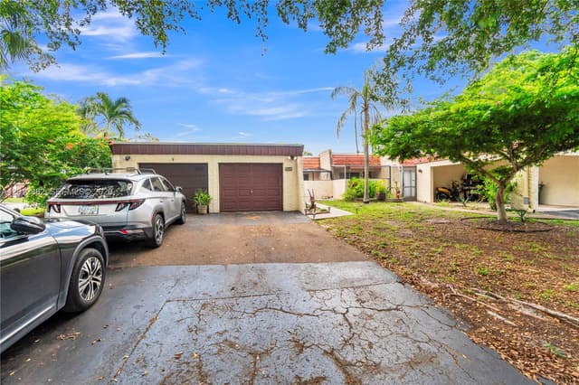 9820 NW 65th Ct # B13, Tamarac FL 33321 - Tamarac, FL - Photo 2