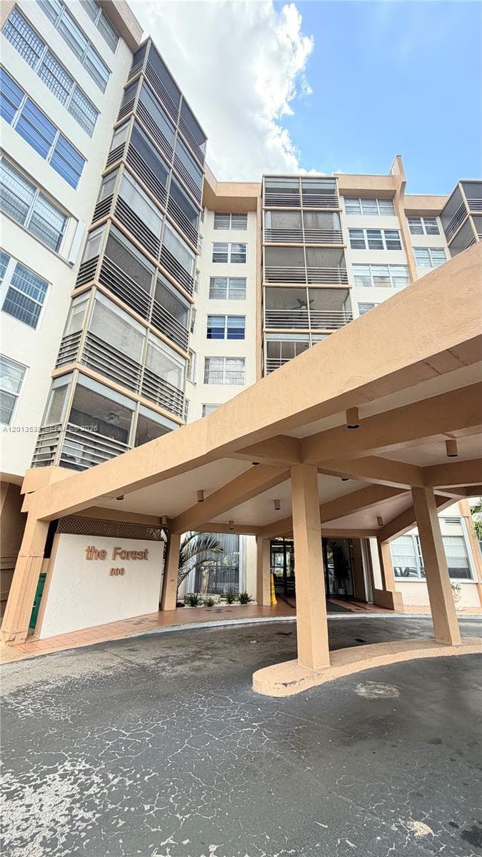 900 Saint Charles Pl # 520, Pembroke Pines FL 33026 - Pembroke Pines, FL - Photo 1