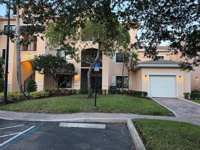 2807 Veronia Drive # 103, Palm Beach Gardens FL 33410 - Palm Beach Gardens, FL - Photo 2