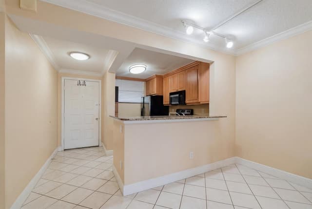 109 Lake Emerald Drive APT 104, Oakland Park FL 33309 - Oakland Park, FL - Photo 5