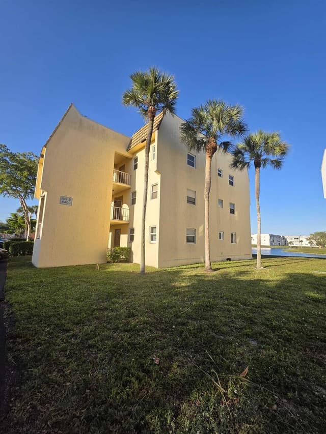8400 Sunrise Lakes Boulevard # 107, Sunrise FL 33322 - Sunrise, FL - Photo 2