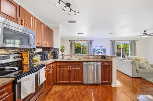9288 NW 55th St, Sunrise FL 33351 - Sunrise, FL - Photo 7