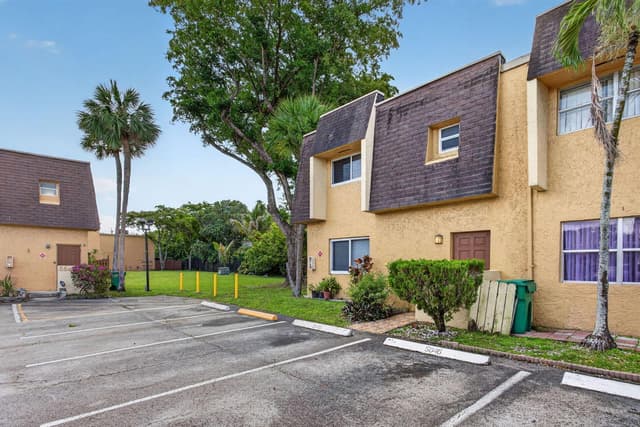5646 Blueberry Court # 23, Lauderhill FL 33313 - Lauderhill, FL - Photo 2
