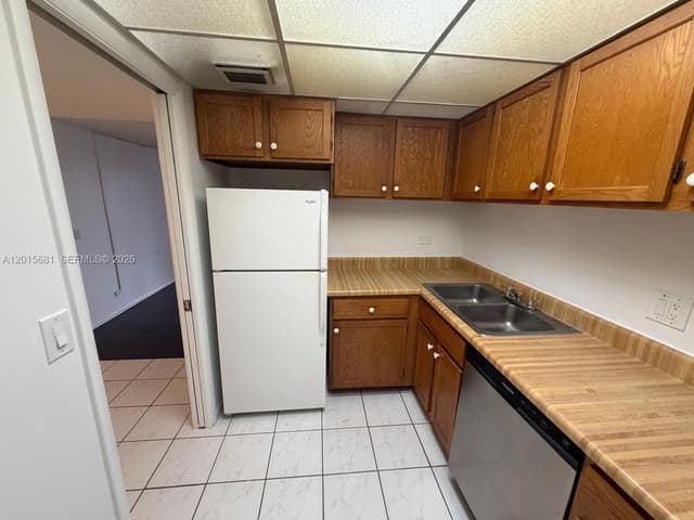 3720 Inverrary Dr # 2K, Lauderhill FL 33319 - Lauderhill, FL - Photo 2