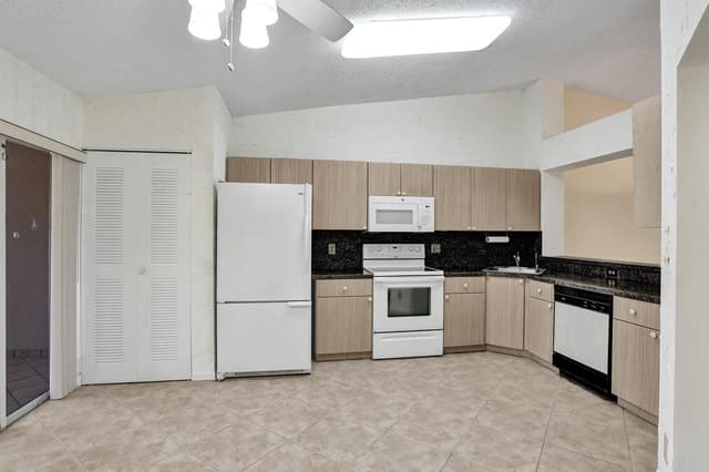 7243 S Devon Drive, Tamarac FL 33321 - Tamarac, FL - Photo 6