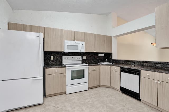 7243 S Devon Drive, Tamarac FL 33321 - Tamarac, FL - Photo 7