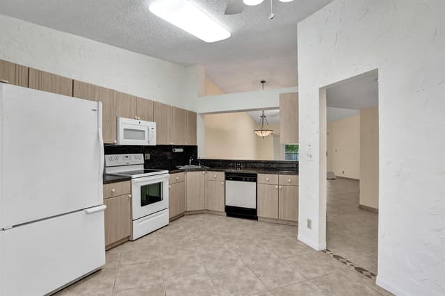 7243 S Devon Drive, Tamarac FL 33321 - Tamarac, FL - Photo 5