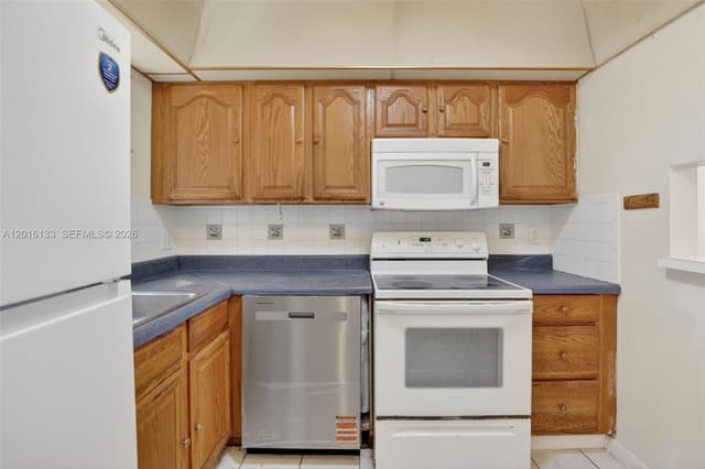 3048 E Sunrise Lakes Dr # 220, Sunrise FL 33322 - Sunrise, FL - Photo 7