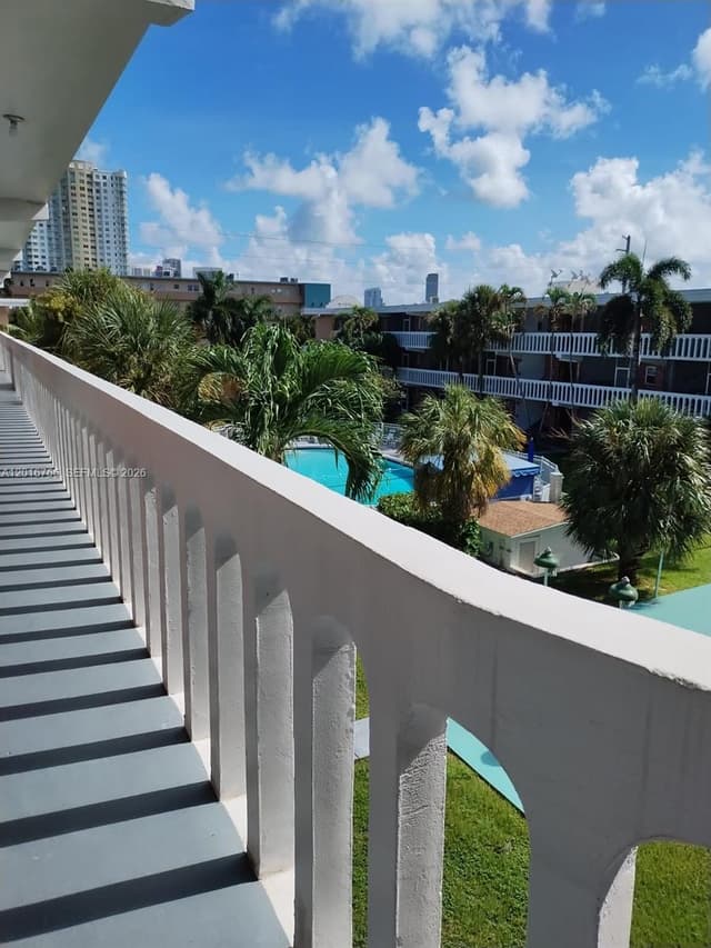 201 NE 14th Ave # 10C, Hallandale Beach FL 33009 - Hallandale Beach, FL - Photo 2