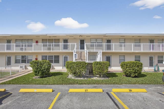 19 Hastings B, West Palm Beach FL 33417 - West Palm Beach, FL - Photo 2