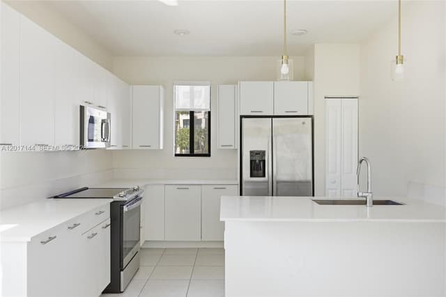 4426 83rd Pkwy, Doral FL 33166 - Doral, FL - Photo 7