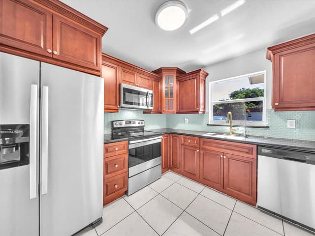 417 SW Natura Avenue # B, Deerfield Beach FL 33441 - Deerfield Beach, FL - Photo 5