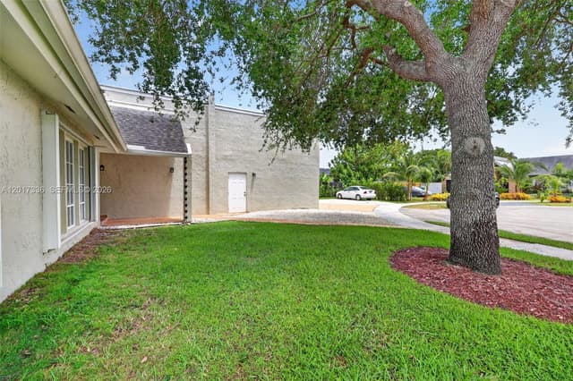9315 SW 172nd Ter, Palmetto Bay FL 33157 - Palmetto Bay, FL - Photo 2