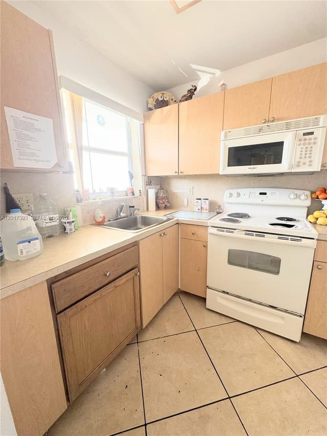 8130 Sunrise Lakes Blvd # 202, Sunrise FL 33322 - Sunrise, FL - Photo 3