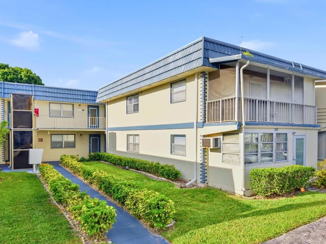 202 Brittany E, Delray Beach FL 33446 - Delray Beach, FL - Photo 2