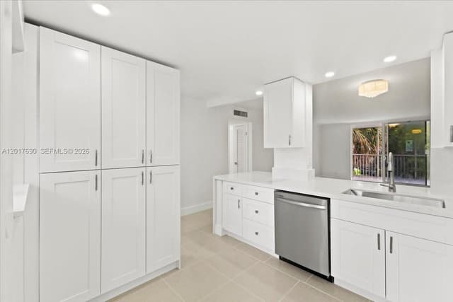 319 NE 14TH AVE # 201, Hallandale Beach FL 33009 - Hallandale Beach, FL - Photo 2