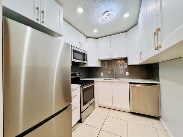 74 Berkshire C, West Palm Beach FL 33417 - West Palm Beach, FL - Photo 2