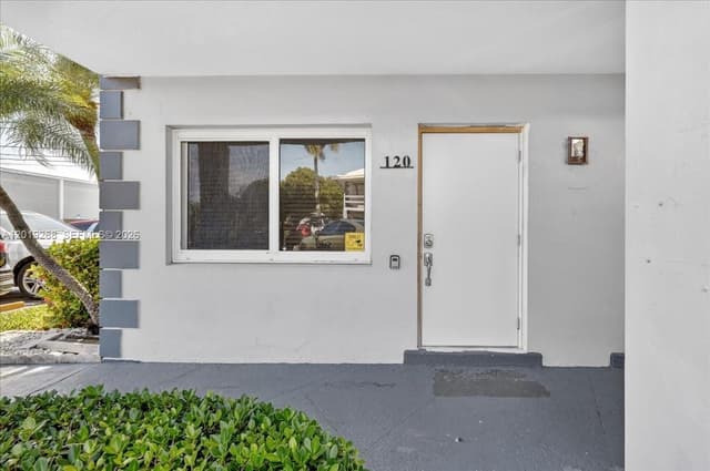 2115 NE 37th Dr # 120, Fort Lauderdale FL 33308 - Fort Lauderdale, FL - Photo 2