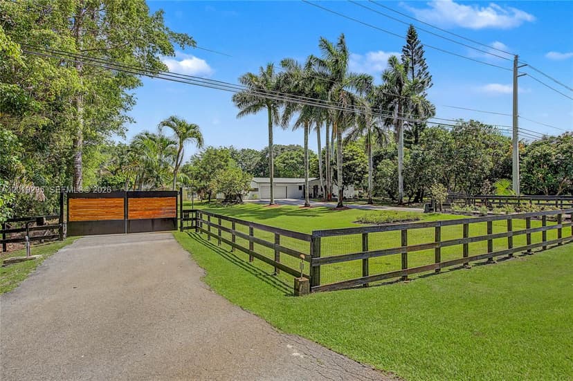 13811 SW 26th St, Davie FL 33325