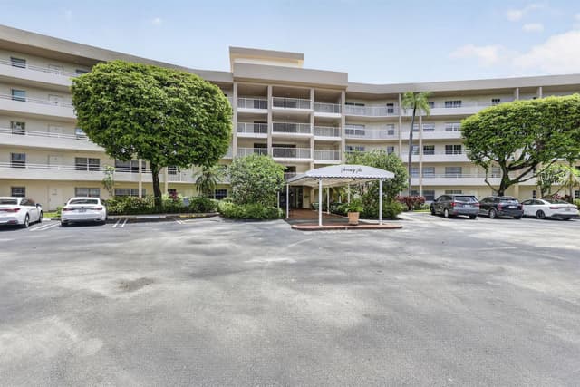 3900 Oaks Clubhouse Drive # 410, Pompano Beach FL 33069 - Pompano Beach, FL - Photo 2