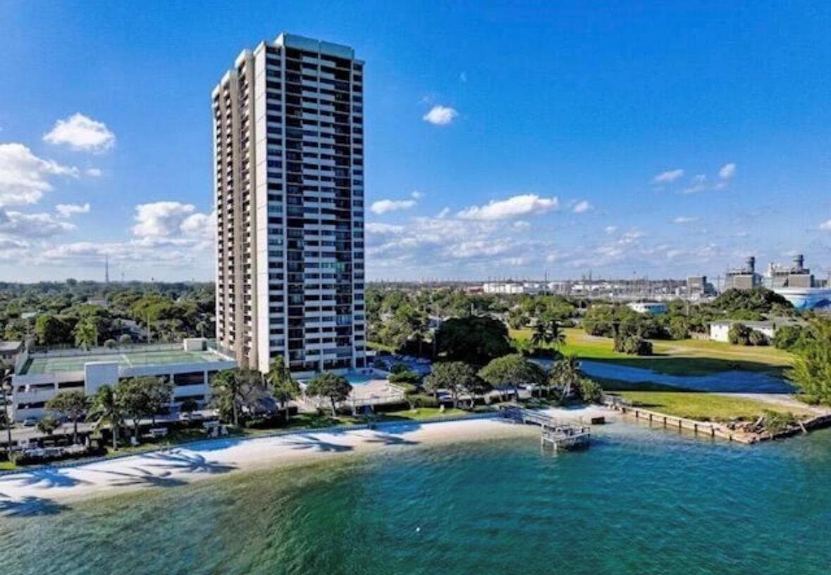 5600 N Flagler Drive # 1204, West Palm Beach FL 33407