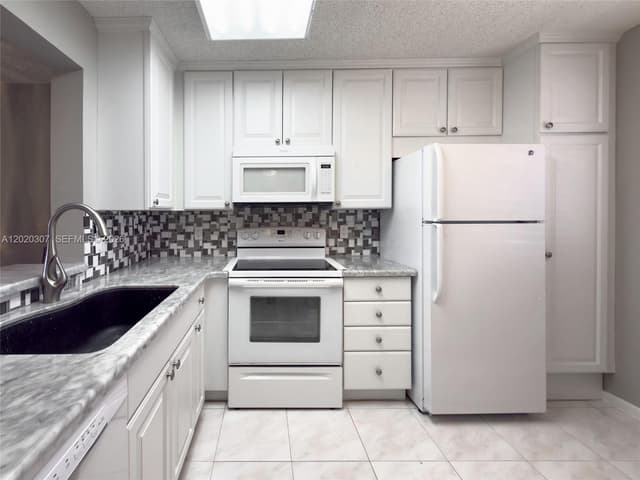 7145 Huntington Ln # 303, Delray Beach FL 33446 - Delray Beach, FL - Photo 4