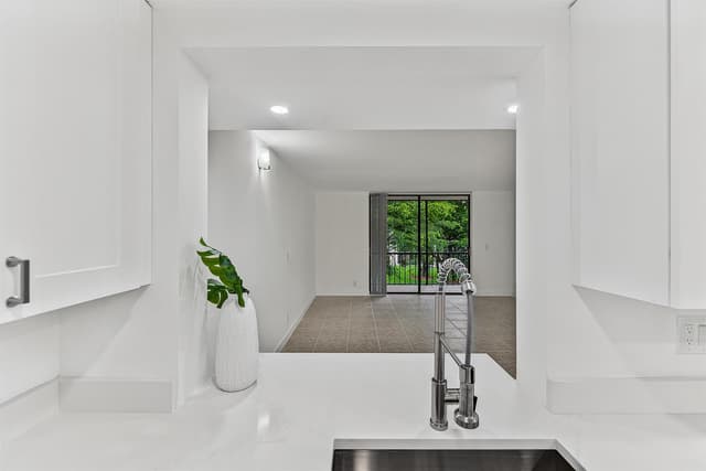 5220 Las Verdes Circle # 317, Delray Beach FL 33484 - Delray Beach, FL - Photo 5