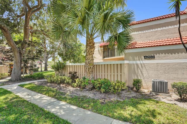 4260 Village Drive # D, Delray Beach FL 33445 - Delray Beach, FL - Photo 2