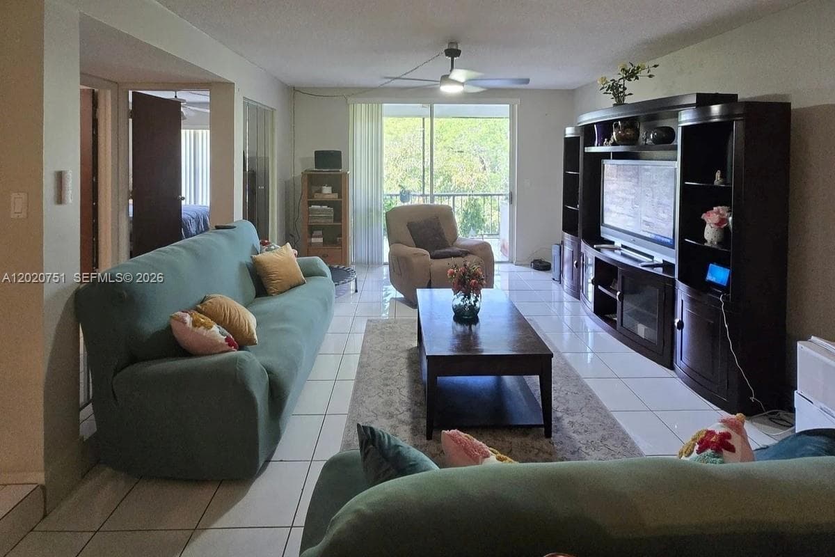 3660 Inverrary Dr # 3T, Lauderhill FL 33319