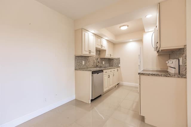 4302 Martinique Circle # H3, Coconut Creek FL 33066 - Coconut Creek, FL - Photo 2