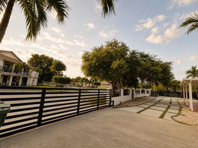 1120 E 6th Ct, Hialeah FL 33010 - Hialeah, FL - Photo 4