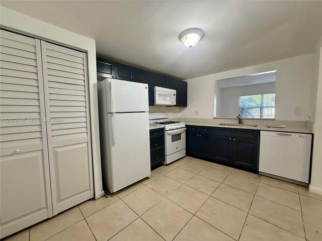 18101 NW 68th Ave # B102, Hialeah FL 33015 - Hialeah, FL - Photo 2