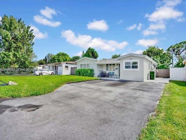 6930 SW 12th St, Pembroke Pines FL 33023 - Pembroke Pines, FL - Photo 2