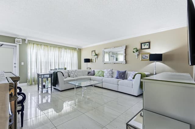 213 Wellington E, West Palm Beach FL 33417 - West Palm Beach, FL - Photo 3