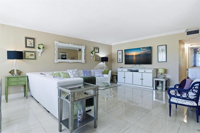213 Wellington E, West Palm Beach FL 33417 - West Palm Beach, FL - Photo 5