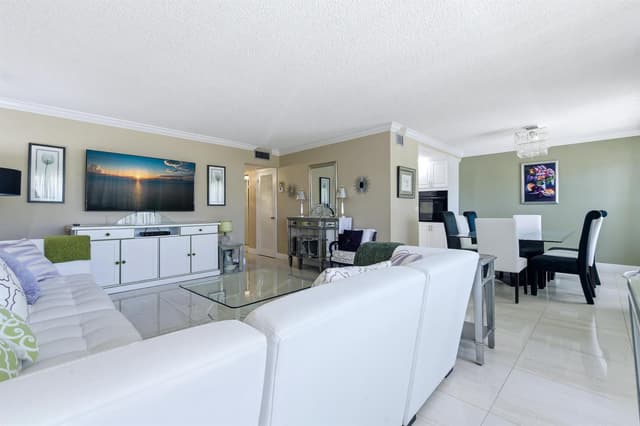 213 Wellington E, West Palm Beach FL 33417 - West Palm Beach, FL - Photo 4