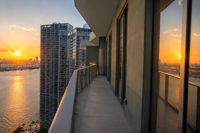 77 SE 5 St, Miami FL 33131 - Miami, FL - Photo 2