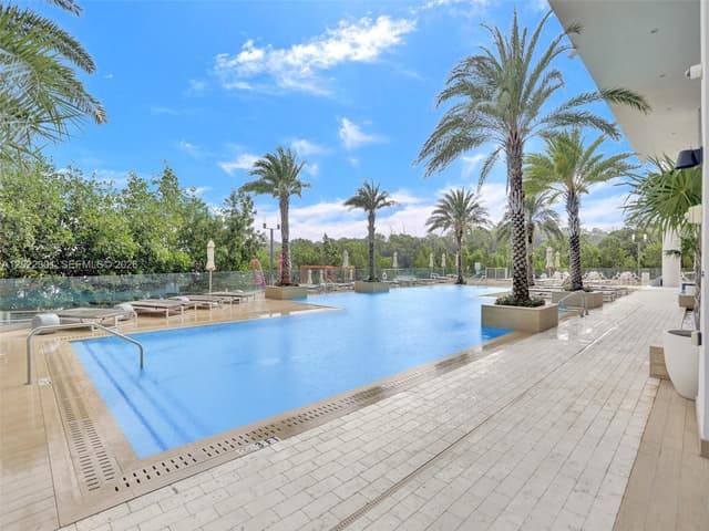 16385 N Biscayne Blvd # 403, North Miami Beach FL 33160 - North Miami Beach, FL - Photo 2