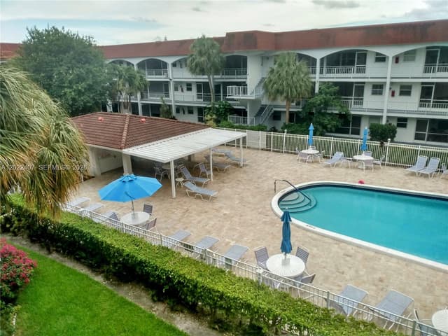 581 Blue Heron Dr # B, Hallandale Beach FL 33009 - Hallandale Beach, FL - Photo 2
