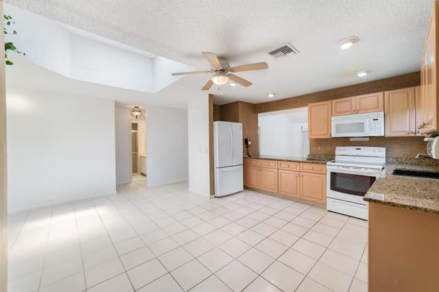 302 Deer Creek Wildwood Lane E, Deerfield Beach FL 33442 - Deerfield Beach, FL - Photo 7