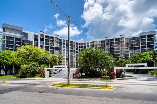600 SW Parkview Dr # 505, Hallandale Beach FL 33009 - Hallandale Beach, FL - Photo 2